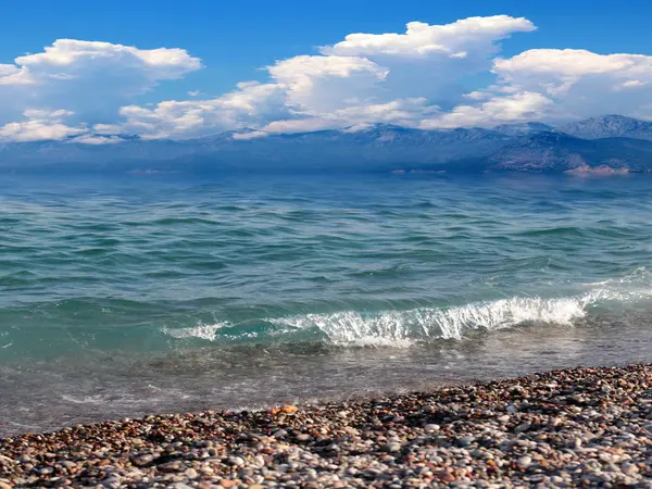地中海沿岸美丽的海滩和土耳其安塔利亚附近的Tunektepe山脉 — 图库照片
