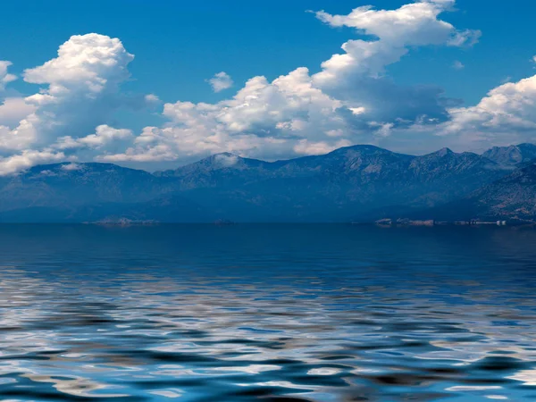 Yüzeydeki Yansıma Akdeniz Antalya Türkiye Yakınlarındaki Tunektepe Dağı — Stok fotoğraf