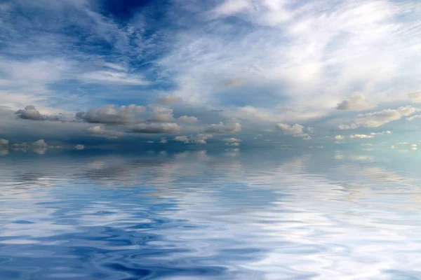 Reflet Ciel Ensoleillé Dans Surface Calme Mer Images De Stock Libres De Droits