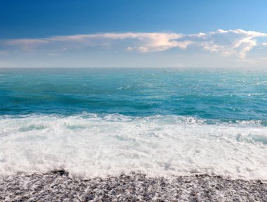 Tropikal sahillerdeki deniz plajı ve güneşli gökyüzü