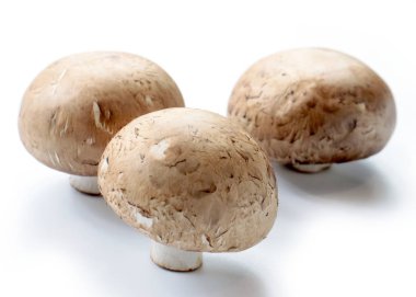 Üç büyük taze mantar pişirmeye hazır.