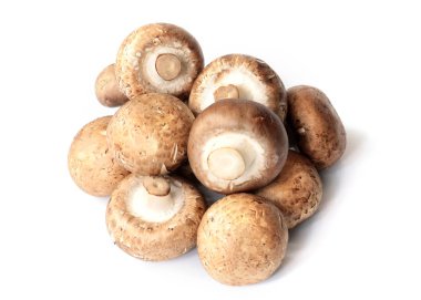 Pişirmek için bir grup taze mantar.