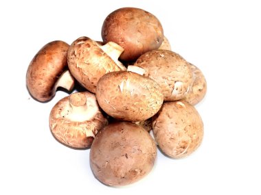 Pişirmek için bir grup taze mantar.