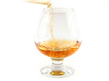 Şık içki kalıpları bardağa şarap dökerken