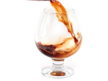 Şık içki kalıpları bardağa şarap dökerken