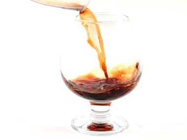 Şık içki kalıpları bardağa şarap dökerken
