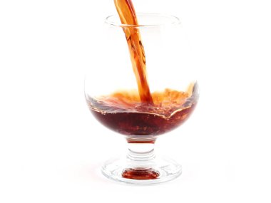 Şık içki kalıpları bardağa şarap dökerken