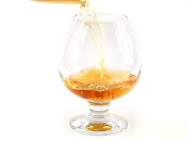 Şık içki kalıpları bardağa şarap dökerken