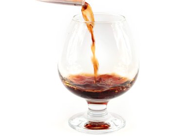 Bir bardağa dökerken şarap patlamaları