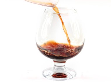 Bir bardağa dökerken şarap patlamaları