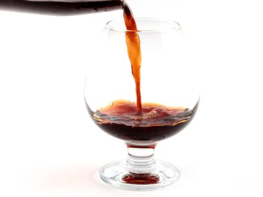 Bir bardağa dökerken şarap patlamaları