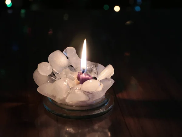 Luz Brillante Fuego Una Vela Cera Trozos Hielo —  Fotos de Stock