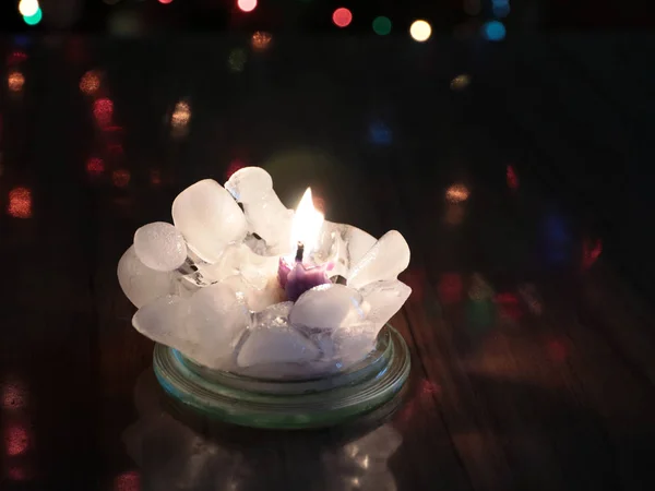 Luz Brilhante Fogo Uma Vela Cera Partes Gelo — Fotografia de Stock