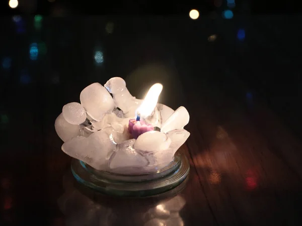 Parlak Işık Mum Ateşi Buz Parçaları Halinde — Stok fotoğraf
