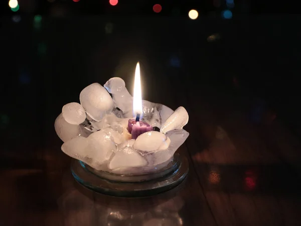 把蜡烛的火点成冰块点着 — 图库照片