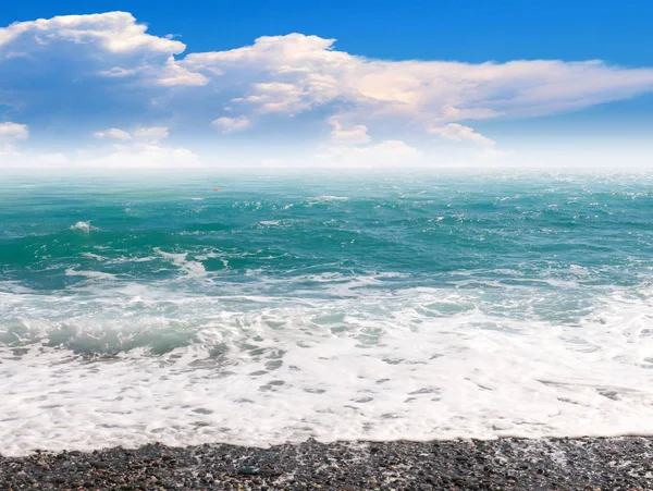 Praia Mar Ondas Sob Céu Nublado Verão — Fotografia de Stock