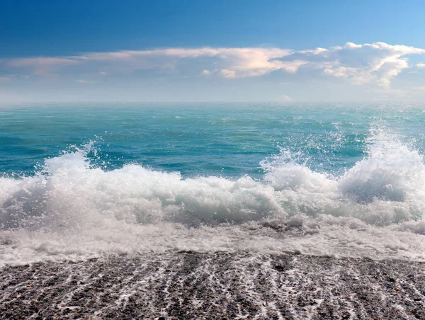 Морський Пляж Хвилі Під Хмарним Літнім Небом — стокове фото