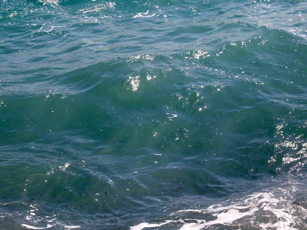 Köpük Dalgalar Denizin Yüzeyinde — Stok fotoğraf