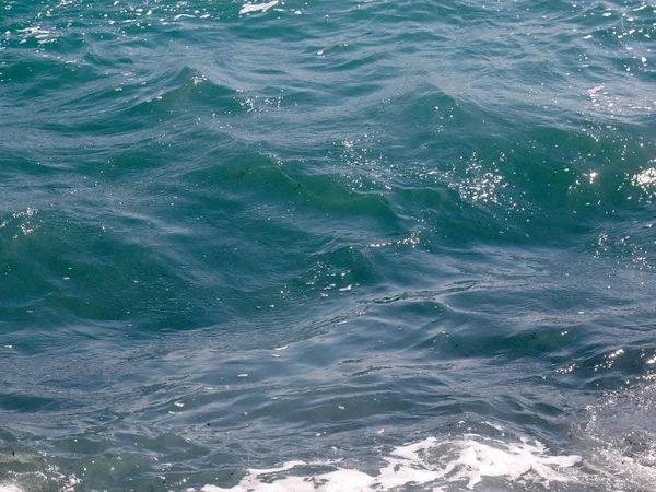 海面上的泡沫和波浪 — 图库照片