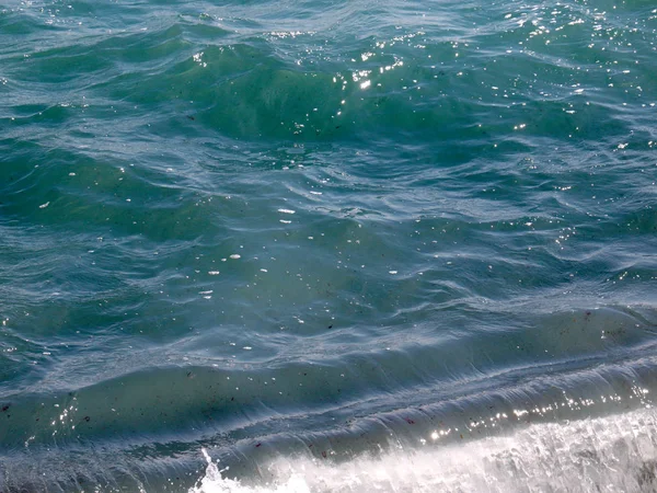Schaum Und Wellen Auf Der Meeresoberfläche — Stockfoto