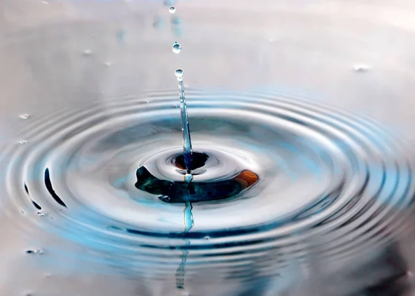 Uma Gota Água Cai Sobre Superfície Líquido Formando Explosões Bizarras — Fotografia de Stock