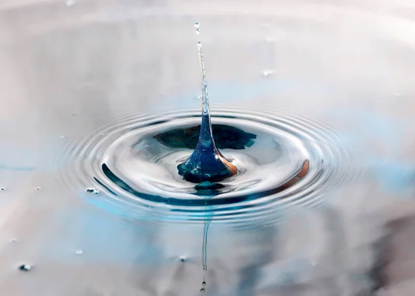 Uma Gota Água Cai Sobre Superfície Líquido Formando Explosões Bizarras — Fotografia de Stock