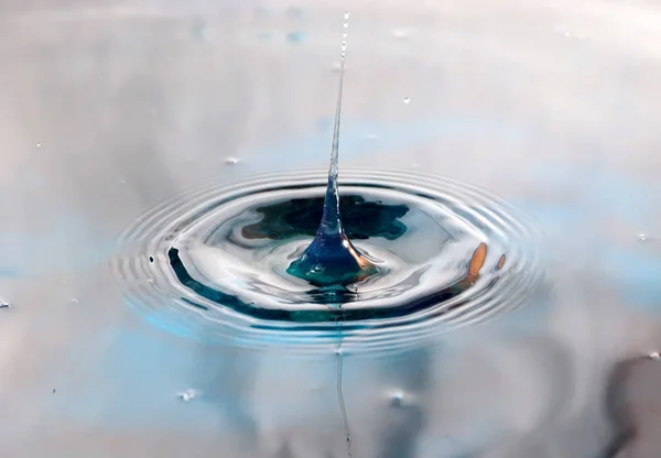 水の滴が液体の表面に落ち奇妙なバーストを形成し — ストック写真