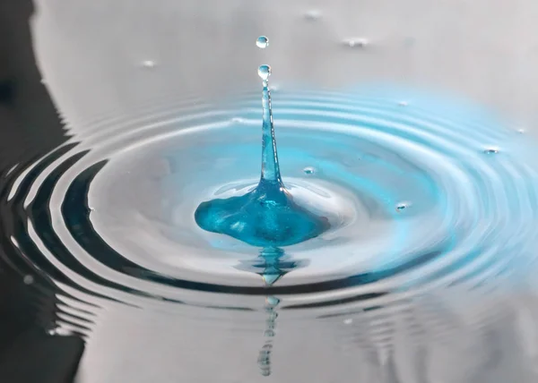 Drop Water Falls Surface Liquid Forming Bizarre Bursts — Stock Photo, Image