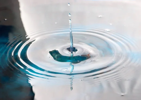 Una Gota Agua Cae Sobre Superficie Del Líquido Formando Ráfagas —  Fotos de Stock