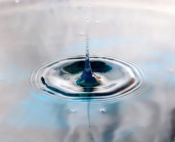 Uma Gota Água Cai Sobre Superfície Líquido Formando Explosões Bizarras — Fotografia de Stock