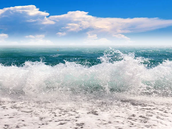 Морський Пляж Хвилі Під Хмарним Літнім Небом Стокове Фото
