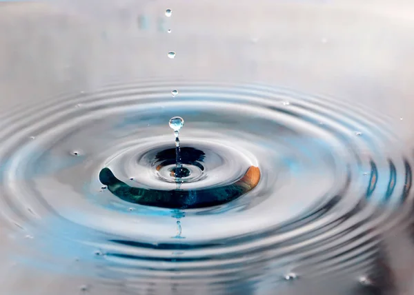 Une Goutte Eau Tombe Surface Liquide Formant Des Éclats Bizarres Photo De Stock