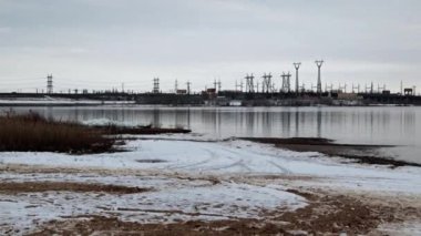 Volga Nehri üzerindeki Volgograd şehri yakınlarındaki Volga hidroelektrik santralinin binaları ve yapıları