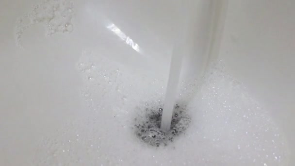 Wasserdurchfluss Zum Waschbecken — Stockvideo