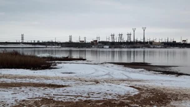 Volga Nehri Üzerindeki Volgograd Şehri Yakınlarındaki Volga Hidroelektrik Santralinin Binaları — Stok video