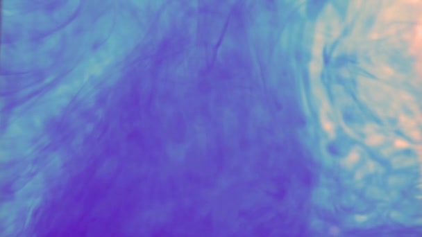 motifs fantaisie à l'intérieur du liquide lors du mélange d'eau et d'encre 