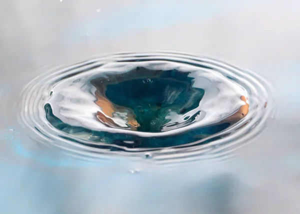 Uma Gota Água Cai Sobre Superfície Líquido Criando Padrões Bizarros — Fotografia de Stock