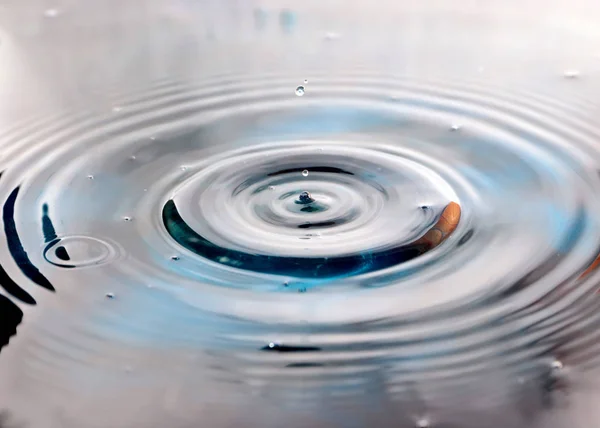 Uma Gota Água Cai Sobre Superfície Líquido Criando Padrões Bizarros — Fotografia de Stock