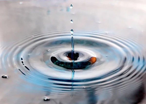 Una Gota Agua Cae Sobre Superficie Del Líquido Creando Patrones —  Fotos de Stock