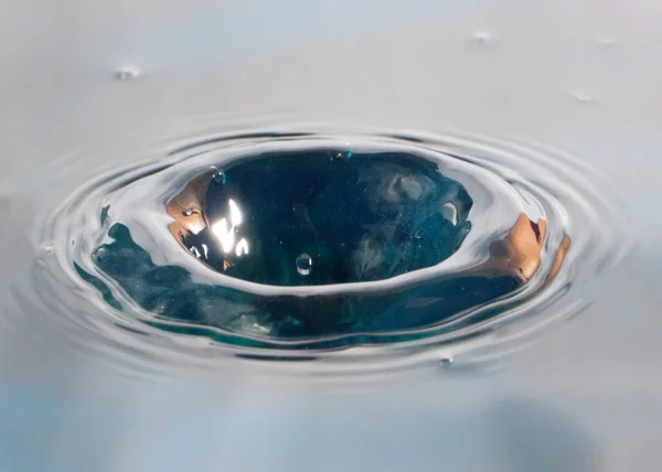 Une Goutte Eau Tombe Surface Liquide Créant Des Motifs Bizarres Image En Vente