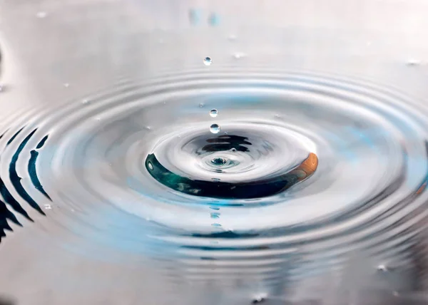 Drop Water Falls Surface Liquid Creating Bizarre Patterns — ストック写真