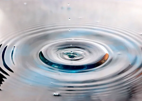 Kropla Wody Spada Powierzchnię Cieczy Tworząc Dziwne Wzory — Zdjęcie stockowe