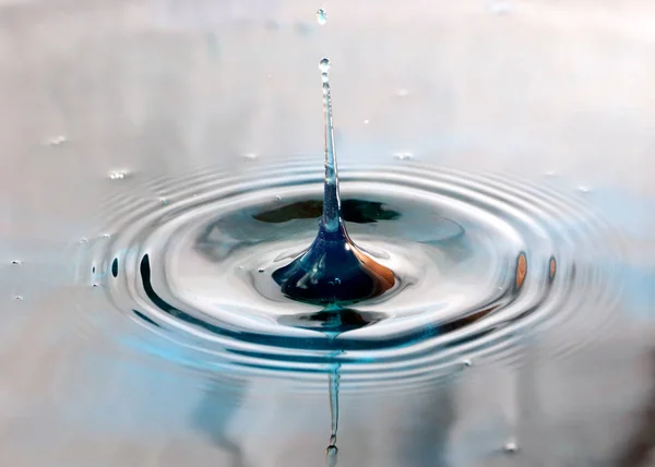 Uma Gota Água Cai Sobre Superfície Líquido Criando Padrões Bizarros — Fotografia de Stock