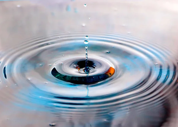 Uma Gota Água Cai Sobre Superfície Líquido Criando Padrões Bizarros — Fotografia de Stock