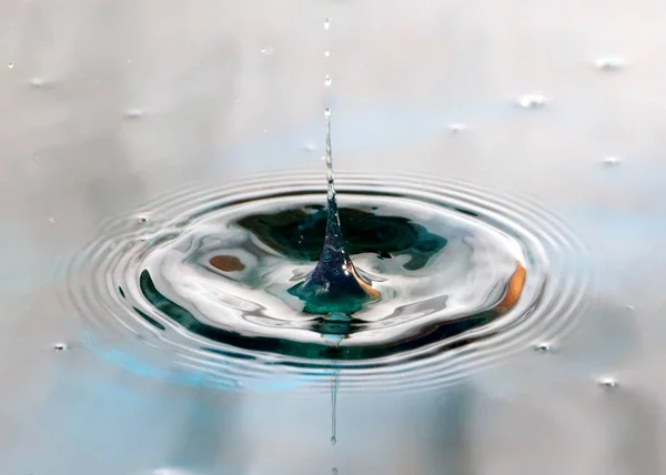 Uma Gota Água Cai Sobre Superfície Líquido Criando Padrões Bizarros — Fotografia de Stock