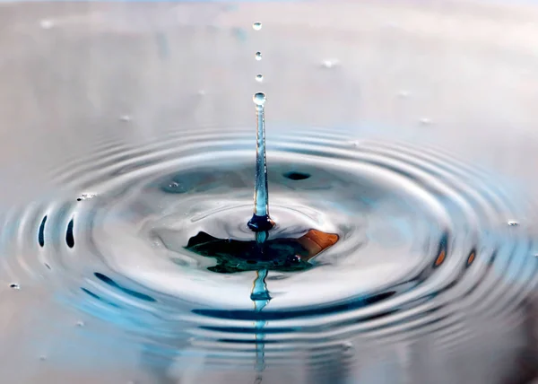 Una Gota Agua Cae Sobre Superficie Del Líquido Creando Patrones —  Fotos de Stock