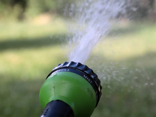 Stream Clean Water Flows Plastic Sprayer Watering Lawn — Stock Photo, Image