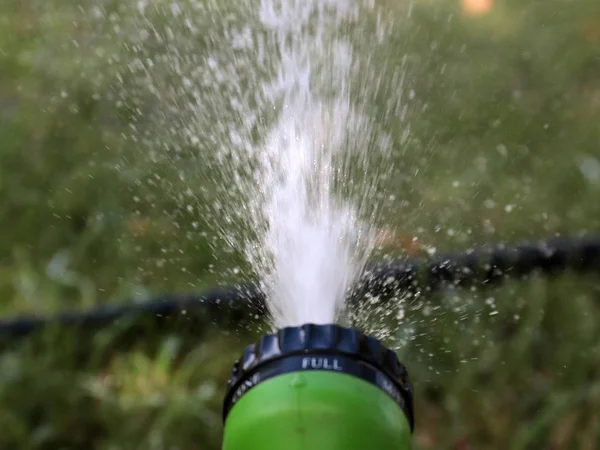 Een Stroom Schoon Water Stroomt Door Een Kunststofsproeier Bij Het — Stockfoto