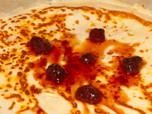 Roze Zoete Pannenkoek Met Heerlijke Aardbeienjam — Stockfoto