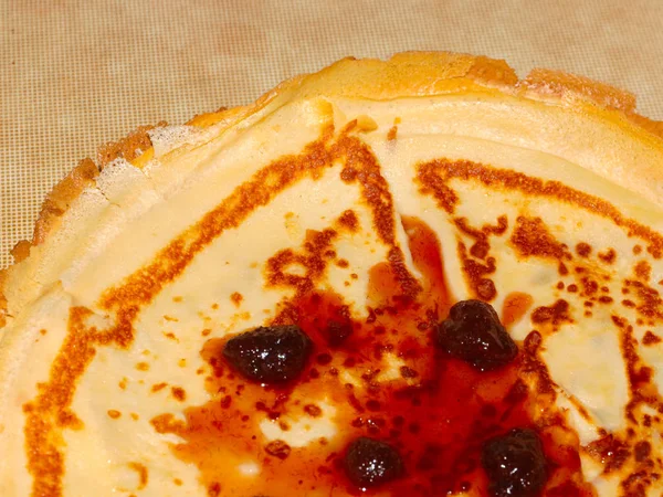 Crêpe Sucrée Rose Avec Délicieuse Confiture Fraises — Photo